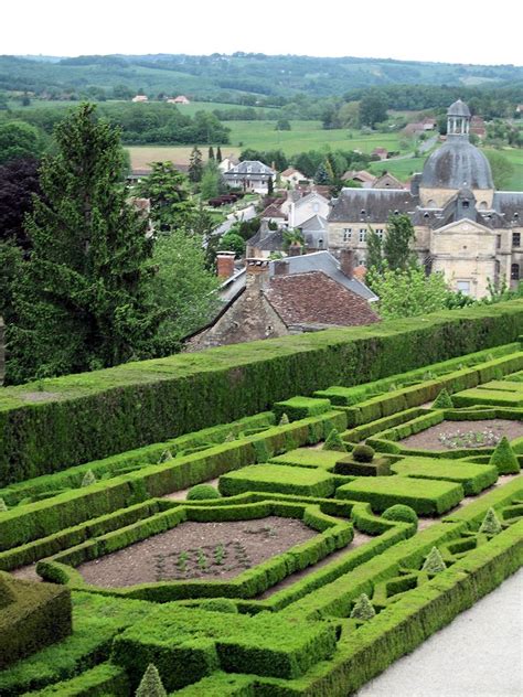 Gardens in the Dordogne – Words & Pictures by Roger Last – EBTS UK