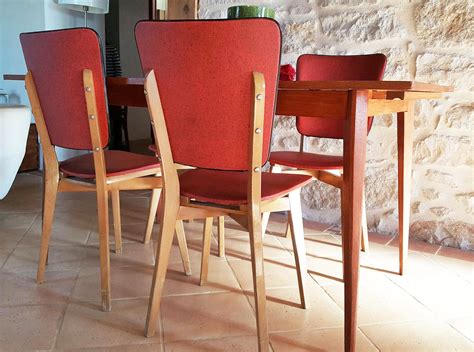Ancienne Table bois et 6 chaises dossier & assise simili cuir rouge typique entretoise sous l ...
