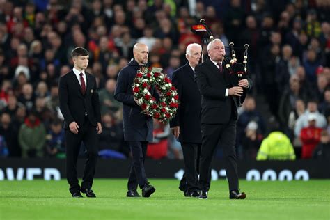 (Video) Old Trafford pays touching tribute to Sir Bobby Charlton