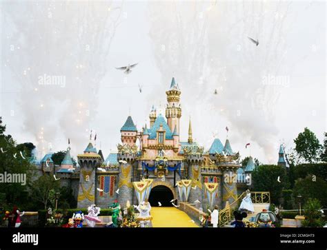 Disneyland anaheim fireworks hi-res stock photography and images - Alamy