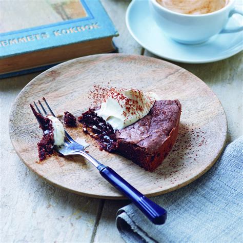 Kladdkaka (Easy Swedish Sticky Chocolate Cake) Recipe | Epicurious