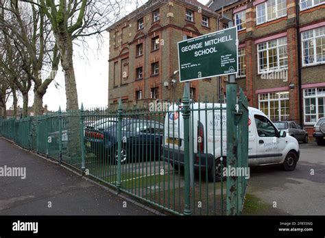 THE GEORGE MITCHELL SCHOOL IN LEYTONSTONE,LONDON .10/1/05 TOM PILSTON ...