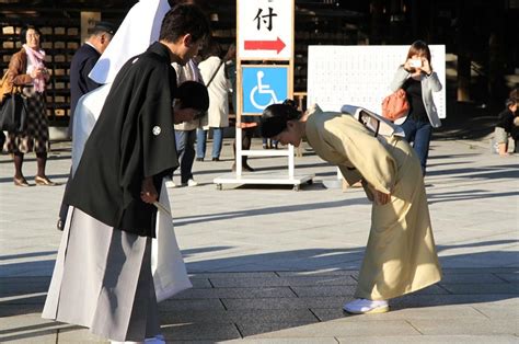 How Do You Properly Bow in Japan? (infographic) - Your Japan