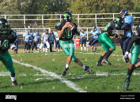 Quarterback football hi-res stock photography and images - Alamy