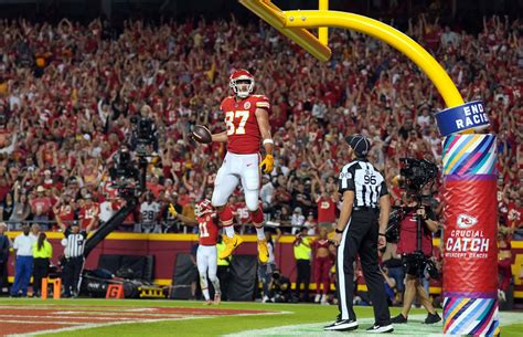 NFL Highlights: Four Kelce Touchdowns lead Chiefs to 30-29 win — 10/10/2022