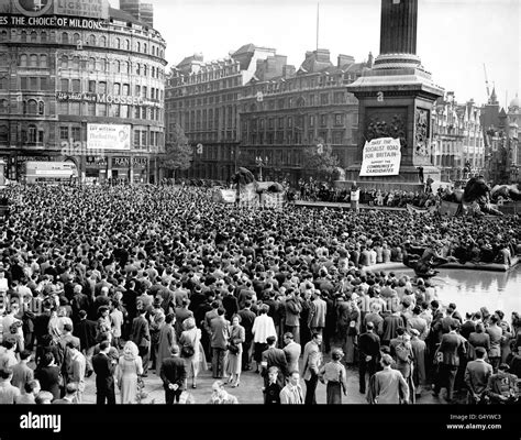 Crowds gather in londons trafalgar square as willie gallacher hi-res ...