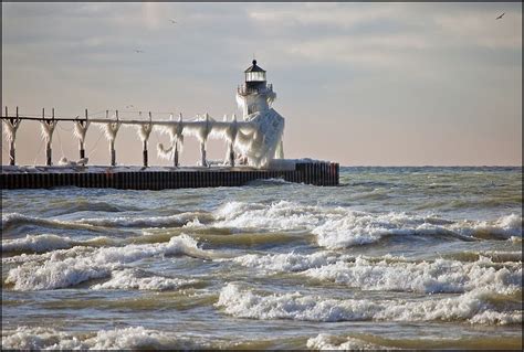 Les célèbres phares gelés du lac Michigan | Lake michigan, Lake michigan lighthouses, Lighthouse ...