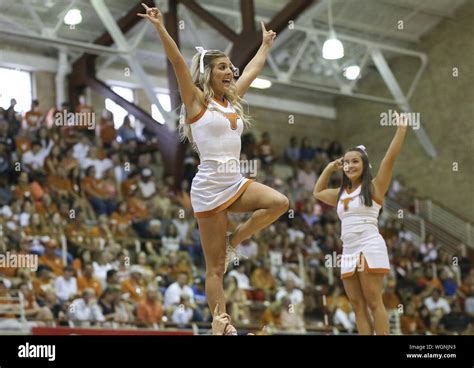 Usc cheerleaders hi-res stock photography and images - Alamy