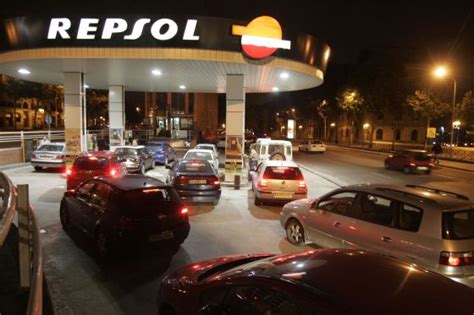 Repsol admits to lowering gas-pump prices on Mondays | In English | EL PAÍS