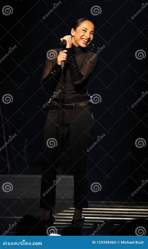 Sade performs in concert editorial image. Image of songwritter - 129398465