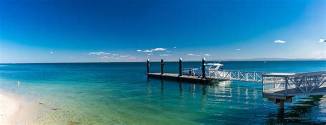 BRIBIE ISLAND, AUS - SEPT 1 2018: Beach near the Bongaree jetty on west ...