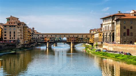 Rafting on Arno river below Ponte Vecchio in Florence | OutdoorTrip