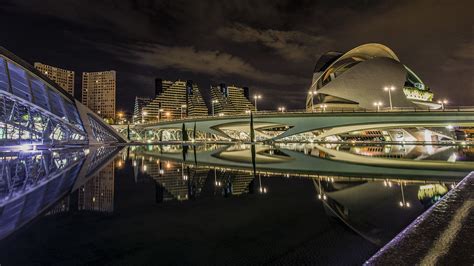 A night in Valencia in 2020 | Valencia, Night, All over the world