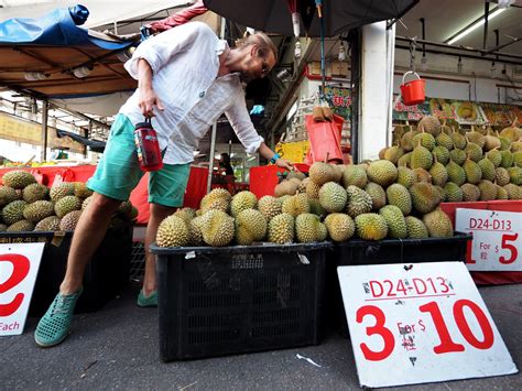 Getting Good Durian On Geylang Durian Street in Singapore - Year of the ...