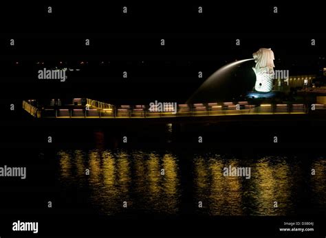 Singapore, night view of the Merlion at Marina Bay Stock Photo - Alamy