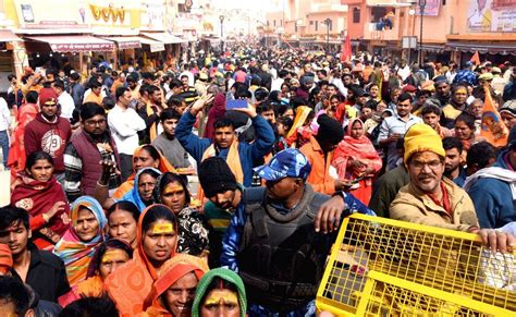 Ayodhya : Devotees throng Hanuman Garhi Temple