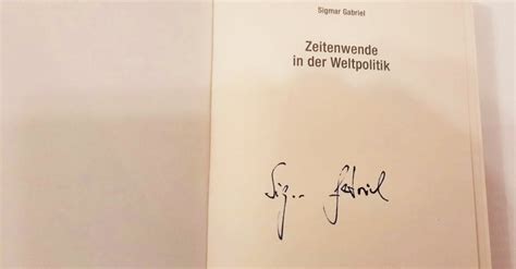 Sigmar Gabriel signiert sein Buch „Zeitenwende in der Weltpolitik“