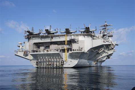 The aircraft carrier USS Nimitz (CVN 68) transits the North Arabian Sea [4820x3219] : r/WarshipPorn