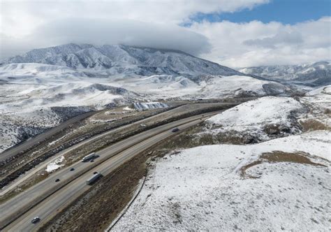 Snow briefly closes Grapevine amid Southern California cold - Los ...