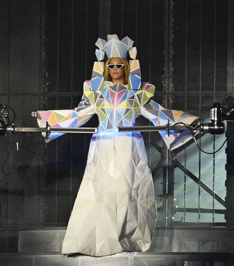 Beyoncé's color-changing 'Renaissance' tour outfit revealed - Breaking News