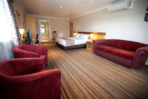 Accommodation en-suite rooms | Book Now - Holiday Inn Barnsley Holiday ...