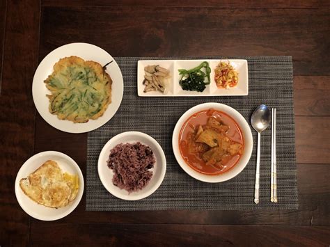 Homemade Kimchi Jjigae + banchan : r/KoreanFood