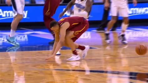 Video: Cavs guard Dante Exum goes down with troubling non-contact ...