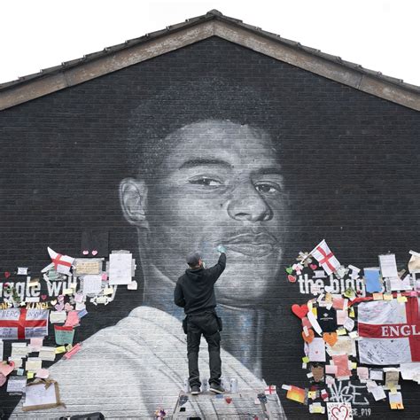 Burberry Unveils New Marcus Rashford Mural In Manchester AnOther ...