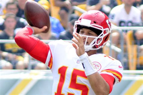 Patrick Mahomes sets Chiefs single-season passing touchdown record - UPI.com