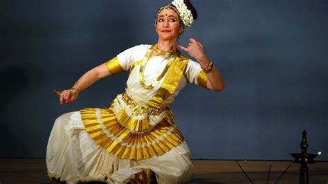 Mohiniattam Dance – History, Repertoire, Costumes & Exponents