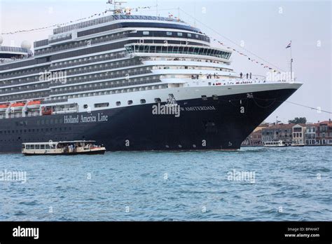 Cruise ship Nieuw Amsterdam Stock Photo, Royalty Free Image: 30965952 - Alamy