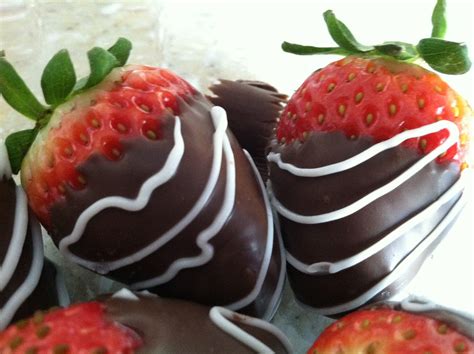 How to Make Chocolate Covered Strawberries - Very Simple Recipe