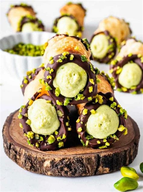 Pistachio cannoli in 2020 | Sicilian recipes, Cannoli, Pistachio cream