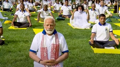 PM Modi leads 9th International Yoga Day celebrations at UN ...