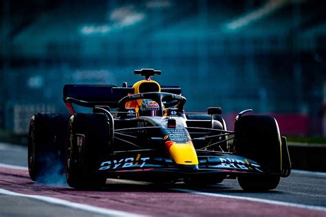 Download Max Verstappen Red Bull RB18 Car Wallpaper | Wallpapers.com