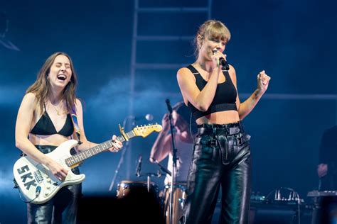Taylor Swift zaskakuje na koncercie Haim w biustonoszu i 5-calowych obcasach za niespodziankę ...