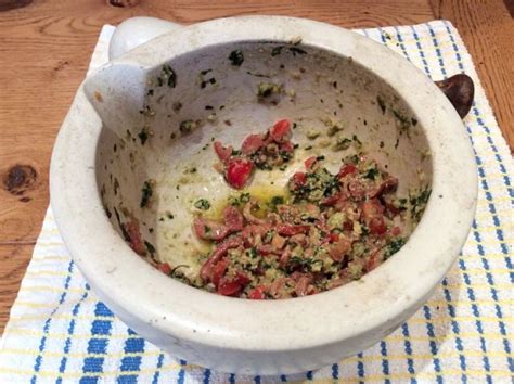 Pasta cù l’agghia (al pesto trapanese) (Pasta with garlic, almond and ...