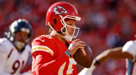 Chiefs vs. Raiders Picks, Predictions, Odds