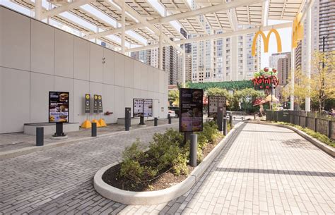 Inside McDonald’s Giant Modern Chicago Flagship, Now Open in River ...