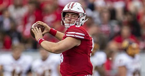 Graham Mertz ties Wisconsin record with 17 straight completions