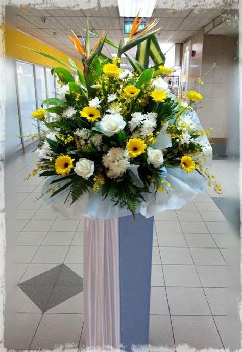 Condolences arrangement CD303 | D & D Flowers & Gifts