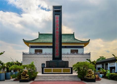 The Luxurious Mausoleums of Manila Chinese Cemetery | Amusing Planet