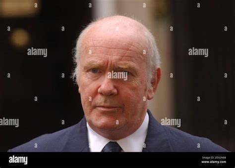 Prime minister tony blair speaks outside 10 downing street hi-res stock photography and images ...