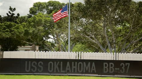 USS Oklahoma Memorial in Western Honolulu - Touren und Aktivitäten | Expedia.de