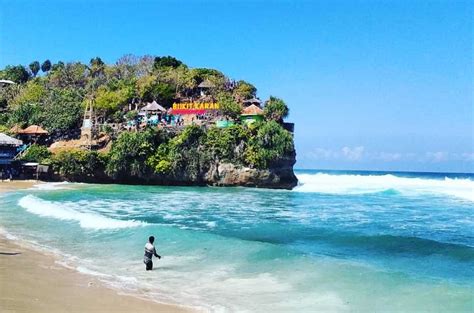 Menapaki pasir putih di Pantai Indrayanti - Keindahan Pantai Jogja