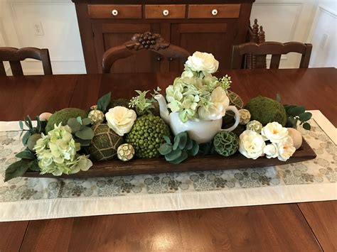 Dough Bowl Summer Decoration for Dining Room Table - used hydrangea and ranuncu… | Centros de ...