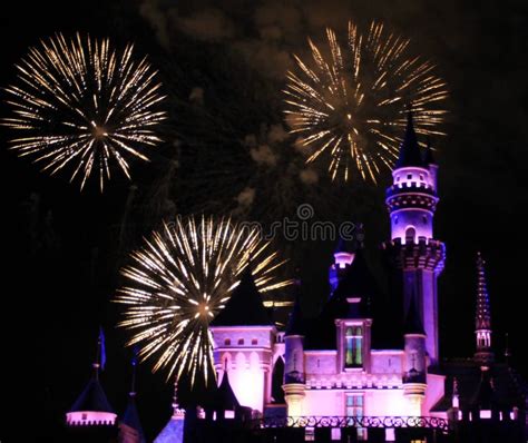 Fuegos Artificiales En El Terreno De Disney Situado En Anaheim Los ...