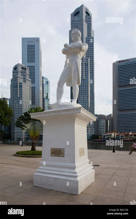 Raffles statue sir stamford raffles hi-res stock photography and images - Alamy