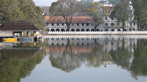 Kandy Lake Walakulu Bamma or Diyareli Bamma