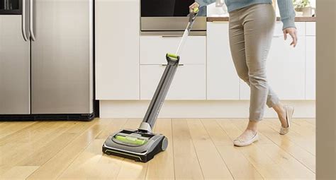 Comparing the Best Vacuums for Hardwood Floors 2020